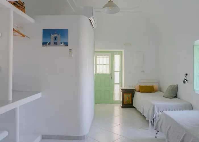 Mythos Traditional Stonehouse * Kamari (Santorini)